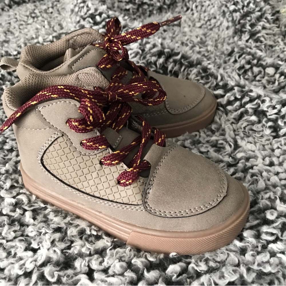 Oshkosh Castle Fashion Boots in Taupe Size 8